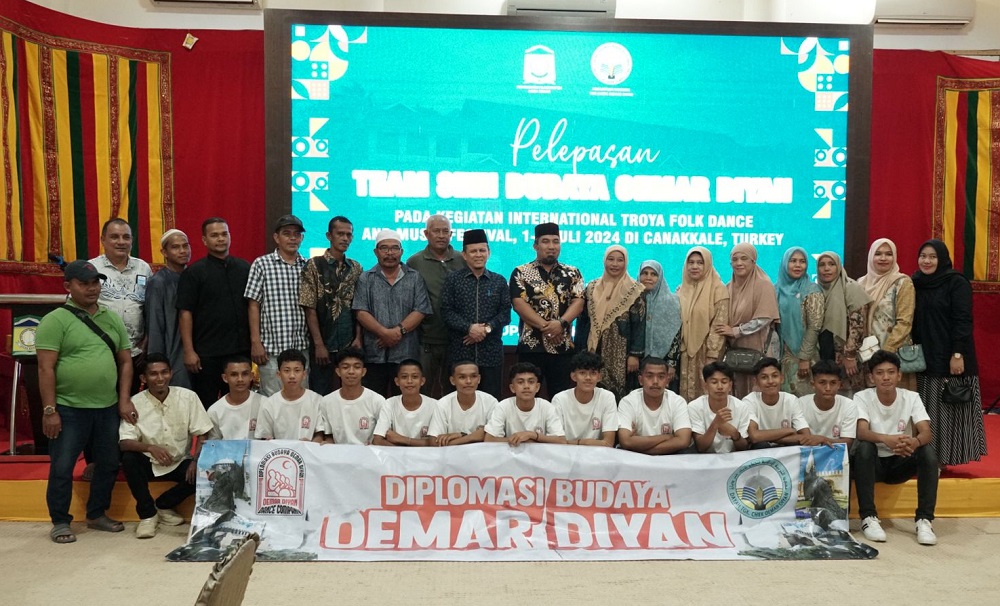 Pj Bupati Aceh Besar Muhammad Iswanto, Pimpinan Pesantren Modern Tgk Chiek Oemar Diyan Tgk H Fakhruddin Lahmuddin MPd, para kepala OPD, wali santri, dan para santri foto bersama usai pelepasan, di Meuligoe Bupati Aceh Besar, Kota Jantho, pada Kamis (27/6) sore.(Waspada/Ist)