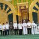 BUYA Dr.KH Amiruddin MS didampingi Plh Sekdakab Deliserdang Dr.H.Citra Effendi Capah foto bersama usai memimpin zikir dalam rangka menyambut HUT ke 78 Kabupaten Deliserdang di Masjid Agung Sultan Thaf Sinar Basarsyah Kompleks Perkantoran Pemkab Deliserdang, Jum'at (28/6). (Waspada/Khairul K Siregar/B)