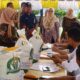 Kepala Perwakilan Ombudsman Aceh Dian Rubianty mendampingi Ombudsman RI saat melakukan pengawasan program bantuan pangan di Aceh Besar, Kamis (27/06/24).(Waspada/Ist)