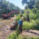 Masyarakat Desa Hutaibus, Kecamatan Lubuk Barumun swadaya memasukkan alat berat untuk memperbaiki saluran pengairan Balakka Sitokkon yang rusak akibat banjir beberapa bulan lalu. (Waspada/Ist)