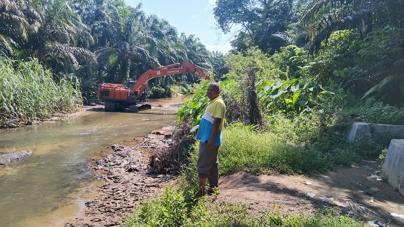 Masyarakat Desa Hutaibus, Kecamatan Lubuk Barumun swadaya memasukkan alat berat untuk memperbaiki saluran pengairan Balakka Sitokkon yang rusak akibat banjir beberapa bulan lalu. (Waspada/Ist)