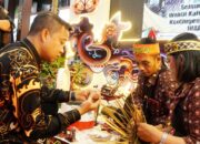Pj Wali Kota Tebingtinggi mengunjungi stand UMKM di Indonesian City Expo bertempat di lokasi APEKSI XVII, Kota Balikpapan, Kalimantan Timur. Waspada/Ist