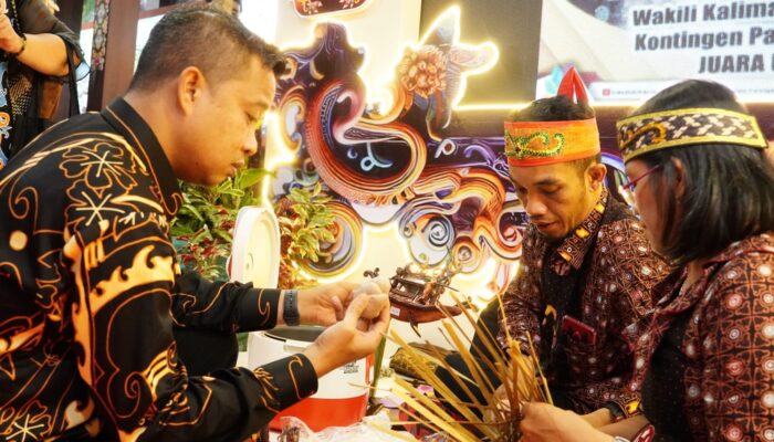 Pj Wali Kota Tinjau Stand UMKM Pada APEKSI XVII