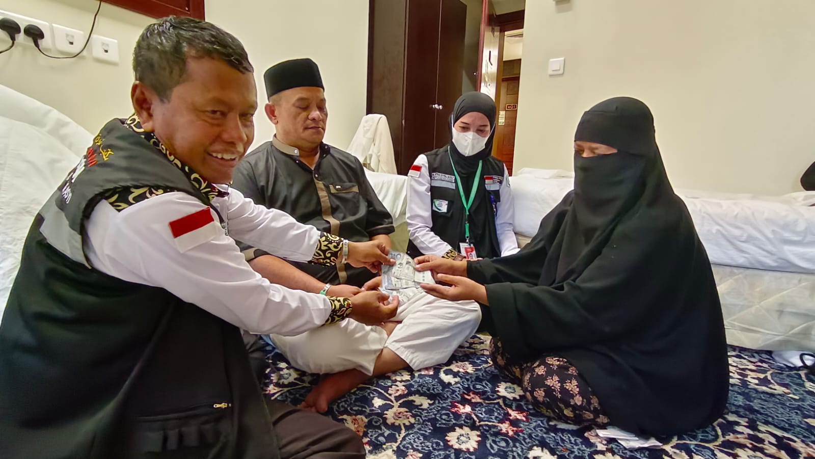 Salah seorang jamaah kloter 03 embarkasi Aceh mewakafkan seluruh dana wakaf yang diterimanya beberapa waktu lalu dari nazir wakaf 1500 riyal melalui Yayasan Waqaf Baitul Asyi.(Waspada/Ist)