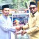 CEO WP Kelapa Satu, Apriadi serahkan Infak pengunjung untuk Palestina yang diterima Ketua KNRP Ust Maimun, Selasa ( 4/6). Waspada/ Muhammad Riza
