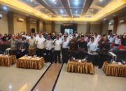 Kaban Kesbangpol Aceh, Dedy Yuswadi AP, foto bersama para peserta pada acara Sosialisasi Regulasi Pelaksanaan Pemilihan 2024, di Lantai III Aula Convention Hotel Harmoni Langsa, Rabu (5/6). Waspada/Rapian