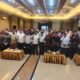 Kaban Kesbangpol Aceh, Dedy Yuswadi AP, foto bersama para peserta pada acara Sosialisasi Regulasi Pelaksanaan Pemilihan 2024, di Lantai III Aula Convention Hotel Harmoni Langsa, Rabu (5/6). Waspada/Rapian
