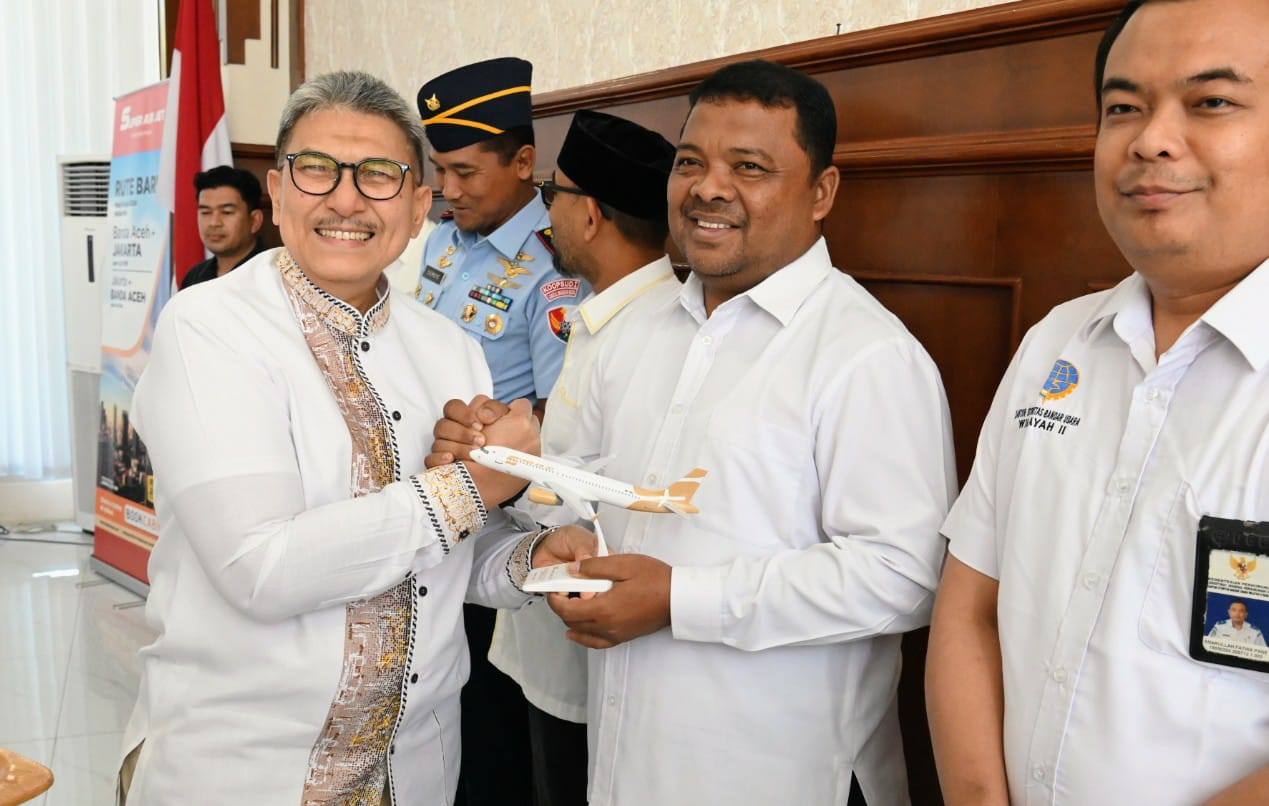 Pesawat Super Air Jet Terbang Perdana Banda Aceh-Jakarta Pesawat Super Air Jet Terbang Perdana Banda Aceh-Jakarta