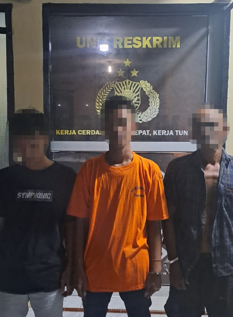 Tiga tersangka pengguna Narkoba di Mapolsek Labuhanruku.(Waspada/ist)