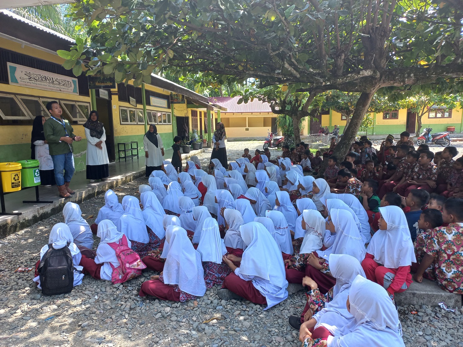 PT Karya Tanah Subur (KTS), anak perusahaan PT Astra Agro Lestari Tbk (Astra Agro), memperingati hari lingkungan hidup sedunia, dengan program peduli lingkungan sejak dini, disekolah binaannya SDN Padang Sikabu, Kecamatan Kaway XVI, Kabupaten Aceh Barat, Rabu (5/6). (Waspada/Ist)
