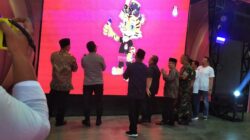 Ketua KPU Tapsel Zulhajji Siregar Siregar bersama Anggota KPU Sumut Kotaris Banurea, Ketua Bawaslu Tapsel Taufik Hidayat, Bupati Tapsel Dolly Putra Parlindungan Pasaribu dan unsur Forkopimda Tapsel menyaksikan peluncuran Maskot Pilkada Tapsel 2024 di Sopo Daganak, Batang Toru, Tapsel. Waspada/Mohot Lubis.