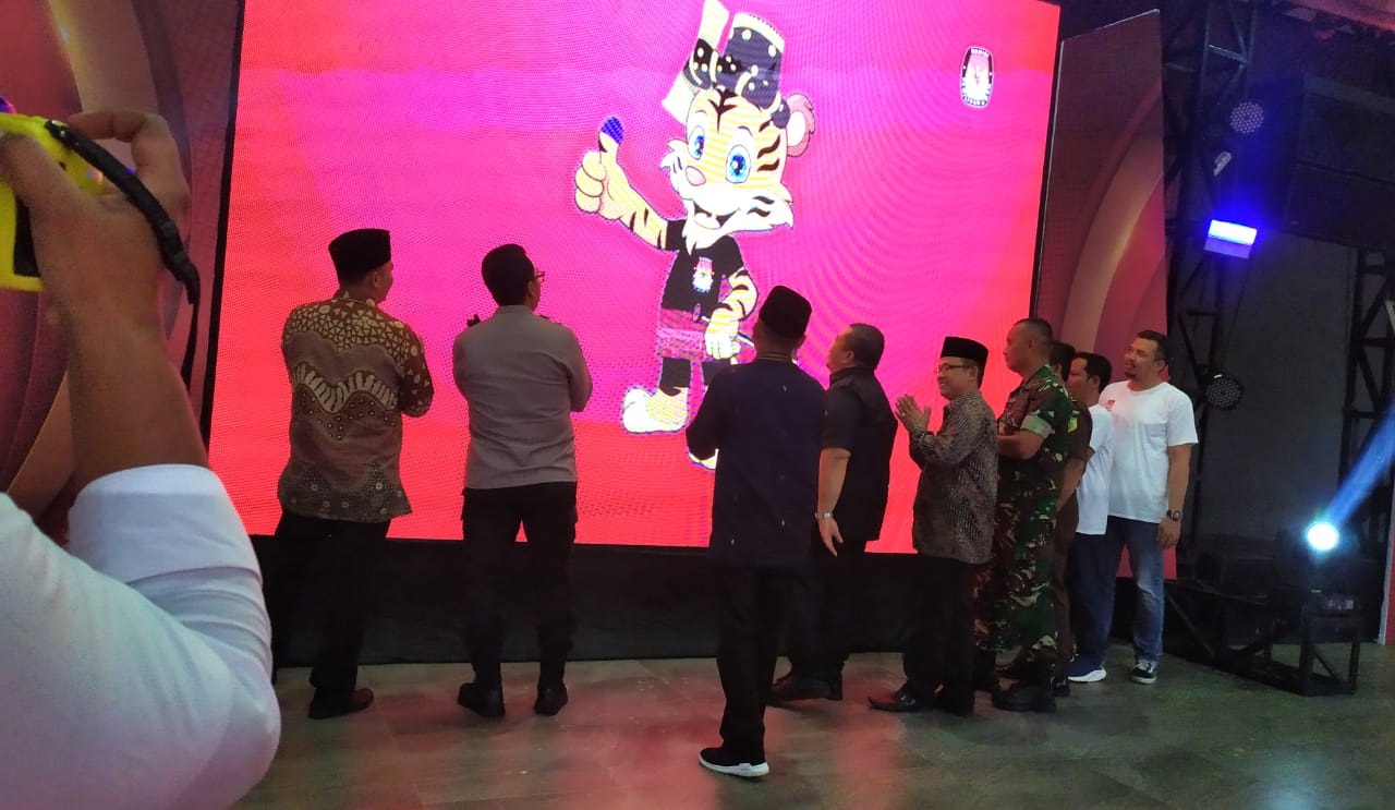 Ketua KPU Tapsel Zulhajji Siregar Siregar bersama Anggota KPU Sumut Kotaris Banurea, Ketua Bawaslu Tapsel Taufik Hidayat, Bupati Tapsel Dolly Putra Parlindungan Pasaribu dan unsur Forkopimda Tapsel menyaksikan peluncuran Maskot Pilkada Tapsel 2024 di Sopo Daganak, Batang Toru, Tapsel. Waspada/Mohot Lubis.