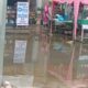   RUAS jalan pasar lama dan permukiman warga serta ruko tempat usaha tergenang banjir pasang dari laut dan nyaris mencapai ruas Jalinsum Labuhan Ruku (Imam Bonjol), Kecamatan  Talawi, Batubara. Waspada/Iwan Has