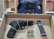 Warga Serahkan Senjata Api Ke Polisi