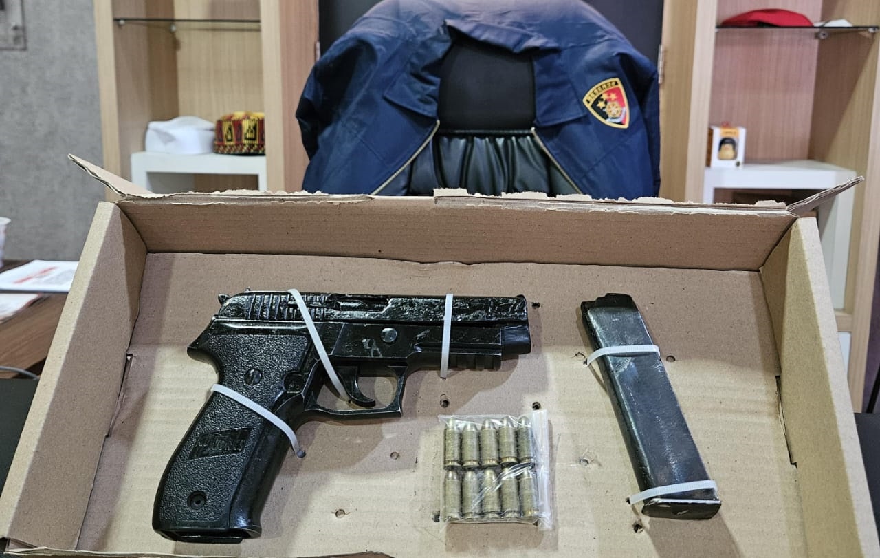 Senjata api jenis FN dan amunisi diamankan setelah diserahkan warga ke polisi di Polres Aceh Timur di Peudawa, Rabu (5/6). Waspada/Ist