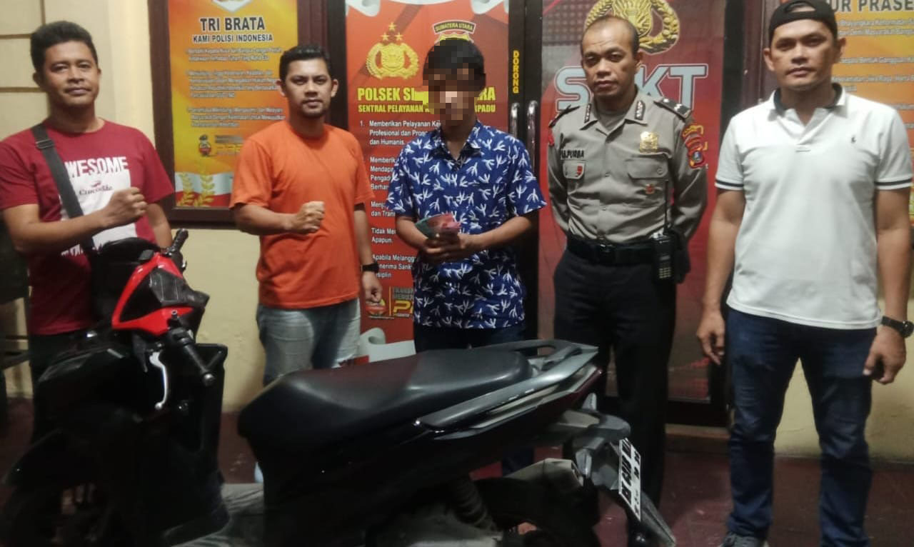 Polsek Siantar Utara Polres Pematangsiantar meringkus terduga pelaku pencurian, KDS alias K, 25 (tengah) di Jl. Patuan Nagari, Kel. Sukadame, Kec. Siantar Utara, Selasa (4/6) pukul 17:00, karena mencuri bersama temannya uang milik korban seniai Rp 4 juta dan pihak Polsek juga menyita satu sepeda motor dan sisa uang hasil pencurian Rp1.300.000. (Waspada/Ist).