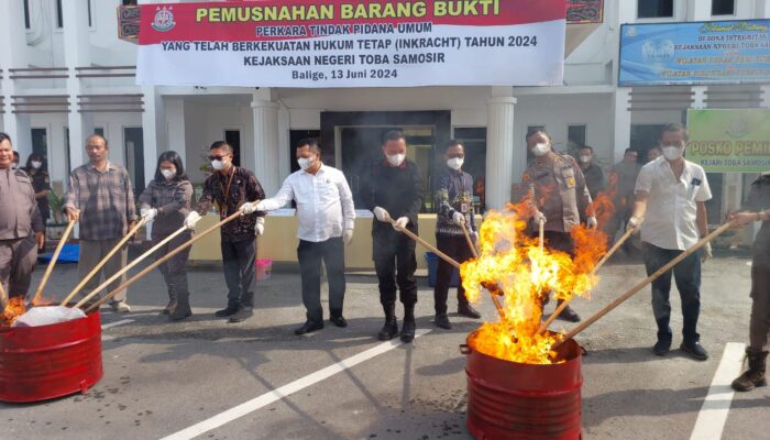 Kejari Toba Samosir Musnahkan Barang Bukti 33 Kasus Inkracht