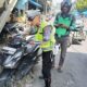 Personel Sat Lantas Polres Pematangsiantar melaksanakan penertiban sepeda motor yang parkir di sebelah kanan badan jalan depan Pasar Horas, Jl. Merdeka, mulai Rabu (5/6) siang, guna menghindari kemacetan.(Waspada-Ist).