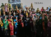 Wali Kota Susanti Dewayani (delapan kiri depan) turut manortor (menari) dengan pakaian adat Simalungun dan iringan lagu berjudul Sitalasari saat rombongan Pemko Pematangsiantar mengisi kegiatan karnaval budaya nusantara dalam rangkaian Rakernas XVII Apeksi di BSCC Dome, Kota Balikpapan, Prov. Kaltim, Rabu (5/6) malam.(Waspada-Ist).