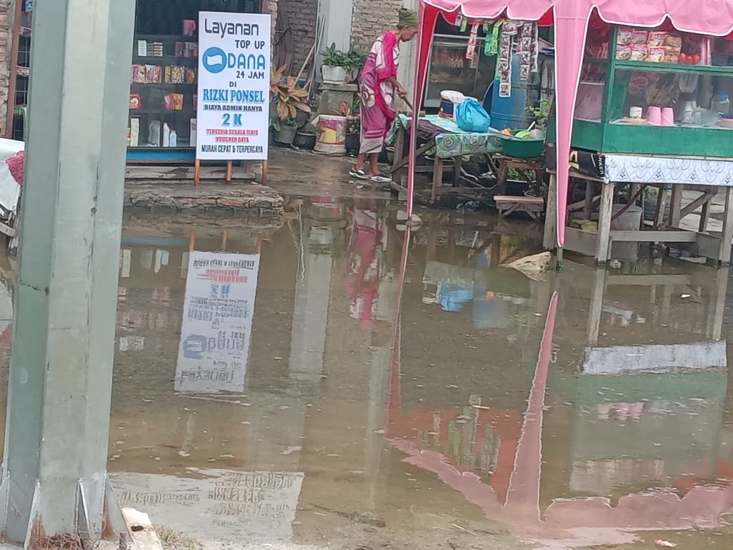   RUAS jalan pasar lama dan permukiman warga serta ruko tempat usaha tergenang banjir pasang dari laut dan nyaris mencapai ruas Jalinsum Labuhan Ruku (Imam Bonjol), Kecamatan  Talawi, Batubara. Waspada/Iwan Has