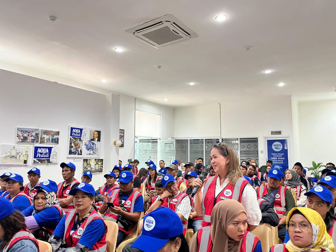 SUASANA kunjungan para pelaku usaha AQUA di Medan dan sekitarnya ke Pabrik AQUA Berastagi. Waspada/Ist