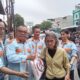 DEWAN Pembina YAKIN Rudy Hermanto (dua kiri), menyerahkan bantuan kepada masyarakat. Waspada/Partono Budy