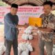 Ketua LPU Darul Mursyid Jafar Syahbudin Ritonga menyerahkan daging hewan kurban kepada masyarakat.Waspada/Ist