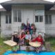 TIM Mahasiswa Unimed foto bersama sejumlah masyarakat Dairi. Waspada/Ist