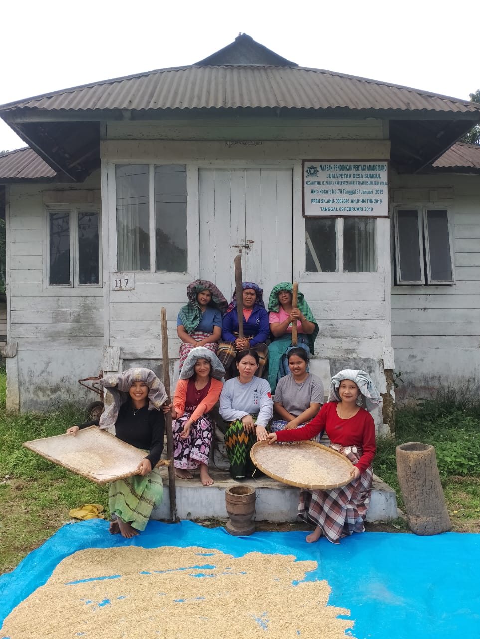 TIM Mahasiswa Unimed foto bersama sejumlah masyarakat Dairi. Waspada/Ist