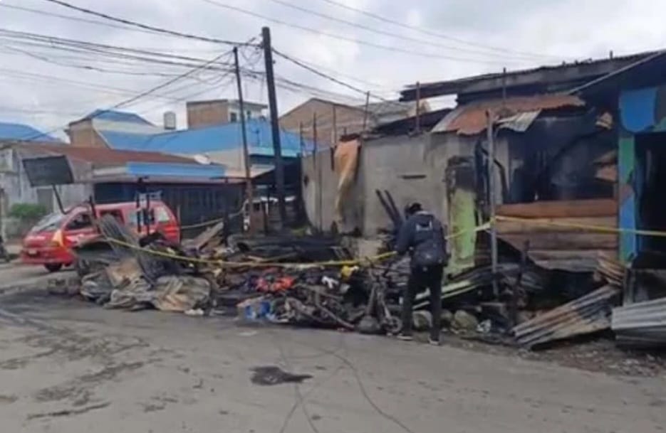 Rumah merangkap warung kopi di Kabanjahe, Karo terbakar menewaskan empat orang, Kamis (27/6) dini hari. Waspada/Ist