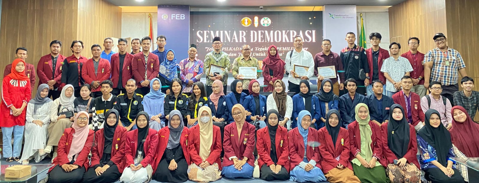 PANITIA kegiatan dan peserta foto bersama usai kegiatan digelar sukses. Waspada/ist
