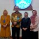 PROF. Dr. Dadan Ramdan, M.Eng, M.Sc didampingi Ketua Panitia Wisuda Dr. Siti Aisyah, S.Psi, M.Psi, Prof. Dr. Hj. Sari Bulan Tambunan, SE MM, dan Humas UMA Suwarni. Waspada/Ist