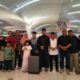 Sekretaris panti Ustadz Alexander Zulkarnaen bersama Pimpinan Perguruan Al Jam'iyatul Washliyah Jalan Ismailiyah Medan Pimpinan dan pengurus Panti Asuhan Al Jam'iyatul Washliyah Ismailiyah saat melepas keberangkatan Rayhan Fanes Taslim untuk melanjutkan pendidikan ke Yaman.Waspada/Ist