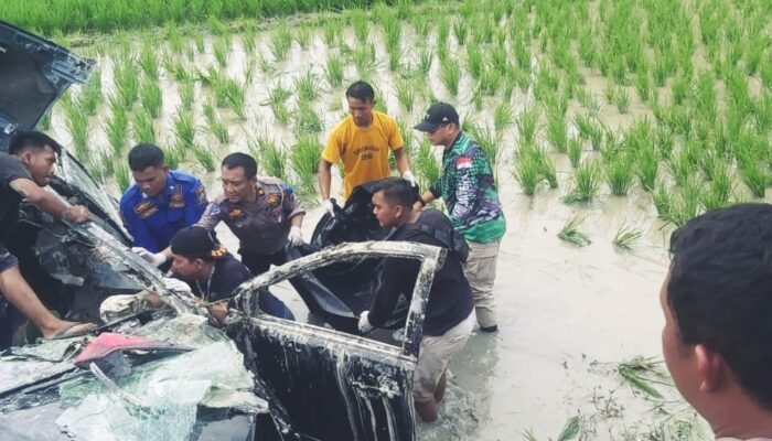 Kontra Dengan Kereta Api, Mobil Rush Terseret 30 Meter 6 Orang Sekeluarga Meninggal