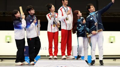 Senyum Kemenangan Dibagikan Dengan Galaxy Z Flip6 Edisi Olimpiade Oleh Para Juara Olimpiade Paris 2024