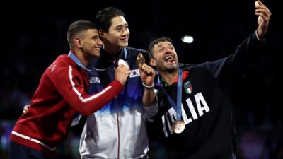 Senyum Kemenangan Dibagikan Dengan Galaxy Z Flip6 Edisi Olimpiade Oleh Para Juara Olimpiade Paris 2024
