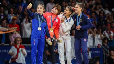 Senyum Kemenangan Dibagikan Dengan Galaxy Z Flip6 Edisi Olimpiade Oleh Para Juara Olimpiade Paris 2024