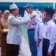 Ketua Yayasan Perguruan Istiqlal Delitua Prof. Dr. Jumino Suhadi, MA memasangkan tanda peserta MPLS kepada siswa Mts, SMP, SMA dan SMK Istiqlal. Waspada/Ist