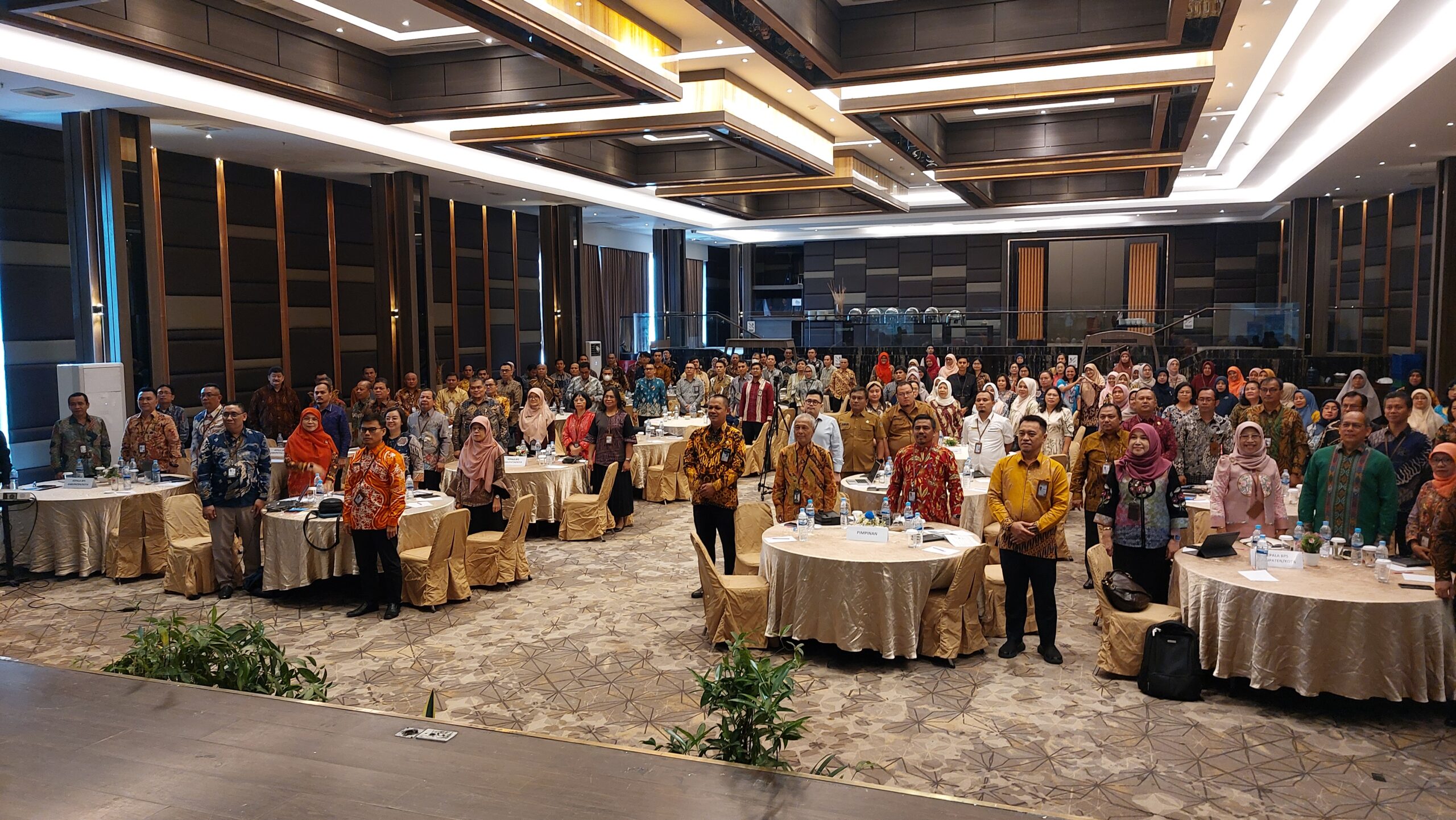PARA peserta Sosialisasi Indikator Makro Sumatera Utara Semester I 2024 yang diselenggarakan Badan Pusat Statistik (BPS) Provinsi Sumatera Utara, saat melakukan sesi foto bersama, di Le Polonia Convention Medan, Senin (8/7/2024).