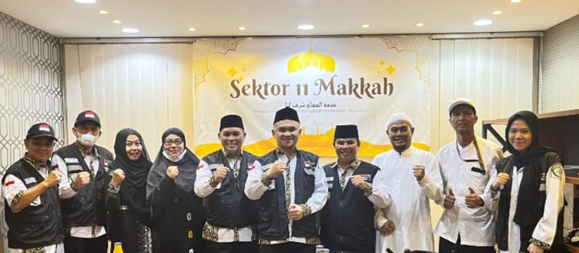 KETUA Kloter 25 KNO, Yakhman Hulu bersama Kepala Sektor 11 PPIH Arab Saudi,Drs. Muchlis Aseng dan peserta FGD tentang Aplikasi Kawal Haji. Waspada/ist