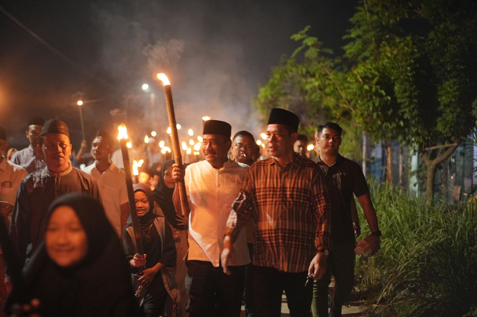 Wali Kota Binjai Drs H Amir Hamzah M AP berjalan kaki mengikuti pawai obor dalam rangka menyemarakkan tahun Baru Islam (Waspada/Ist)