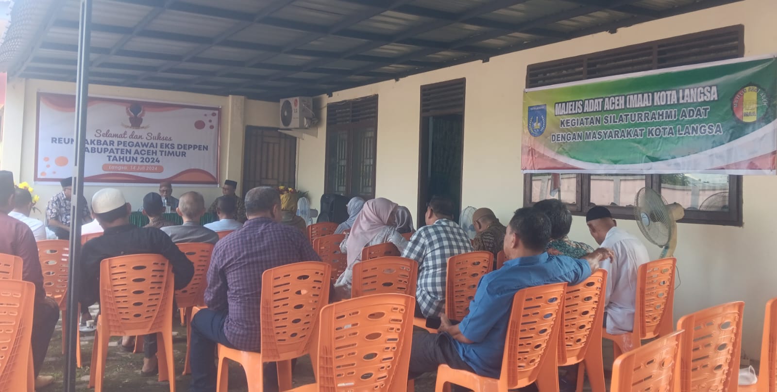 Di tempat terbuka, di halaman samping Kantor MAA Kota Langsa para Eks Pegawai Deppen Dan Ketua MAA Langsa menggelar pertemuan silaturahmi Adat seraya makan masakan khas Aceh Kuah Beulangong. (Waspada/Ibnu Sa'dan)
