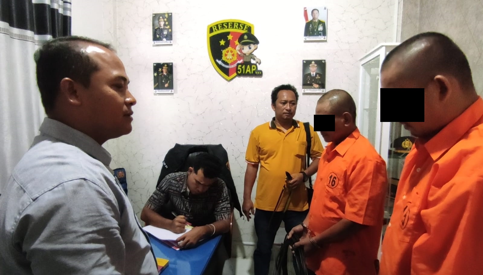 Kanit Jatanras Sat Reskrim Polres Asahan Ipda Supangat, saat memeriksa dua tersangka yang diduga pencuri kabel CCTV dan lampu jalan Tol Kisaran. Waspada/Ist