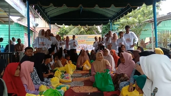 Kegiatan Academy Grey Advertising Digital Kota Langsa salurkan santunan dan paket sembako dari Manager Perusahaan Grey Mr Simon, di Gampong Alue Beurawe Kecamatan Langsa Kota, Minggu (14/7). Waspada/Munawar
