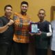 TOKOH Pemuda yang juga Politisi Muda Sumatera Utara, El Adrian Shah (dua kanan) menerima penghargaan sebagai Tokoh Pemuda Inspiratif Kota Medan selama 1 Dekade (2014-2024) untuk Bidang Kepemimpinan dari Ketua Mahasiswa Pancasila (Mapancas) Kota Medan, Roufik Sitepu SE di Traders Restoran Kota Medan, Selasa (2/7/2024) malam. Waspada/ist