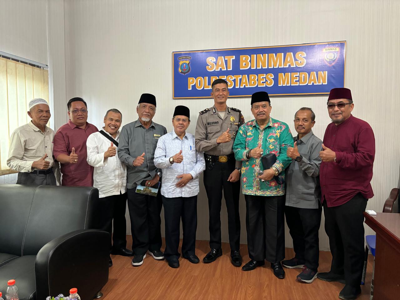 KETUA BWI Sumut dan rombongan, Ipda Mujiono menyampaikan terima kasih atas laporan yang disampaikan. Waspada/ist