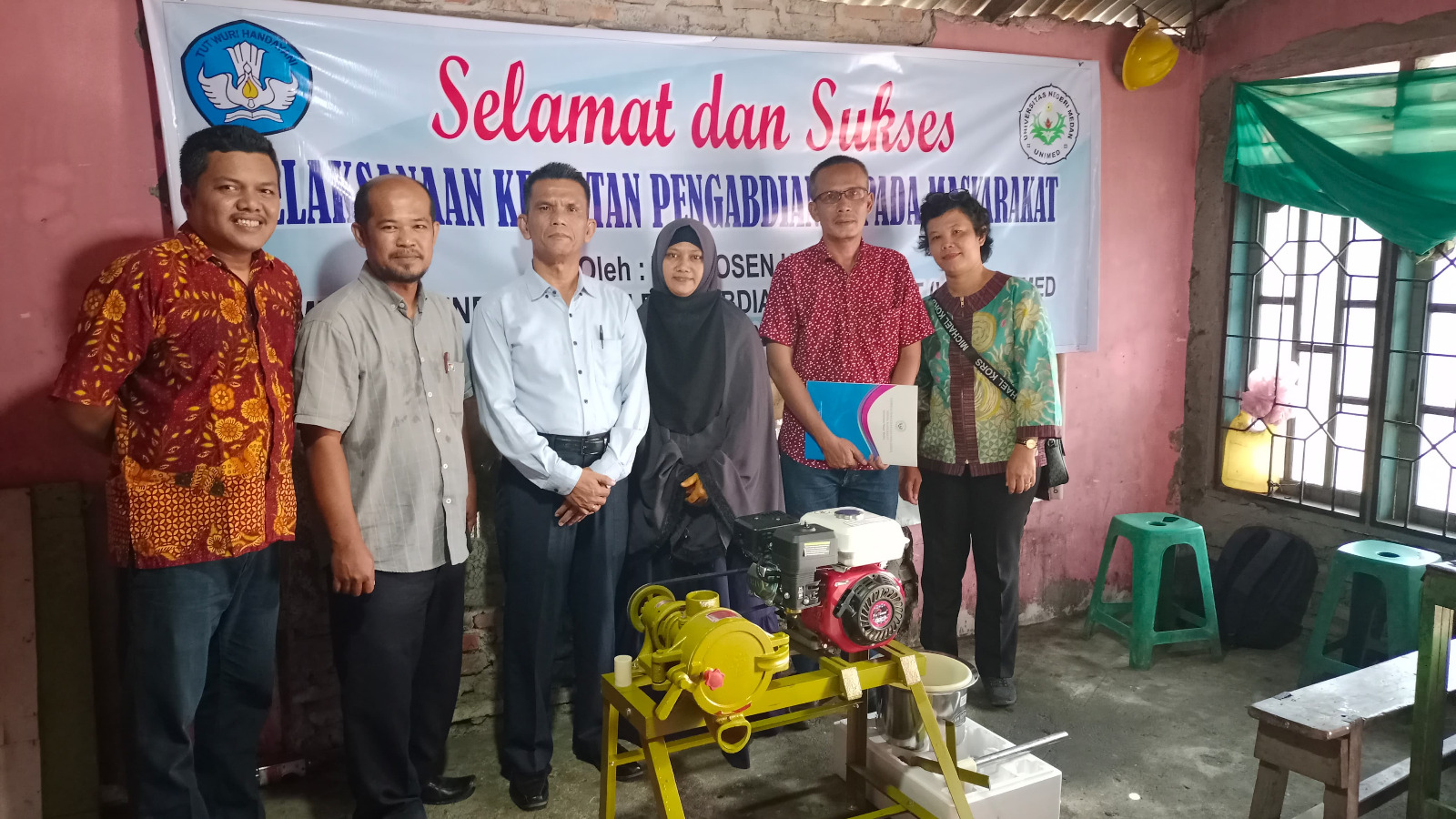 TIM Dosen Unimed foto bersama kelompok usaha jamu tradisional. Waspada/Ist