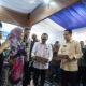 Deputi Gubernur Bank Indonesia Juda Agung bersama Pj Gubsu Agus Fatoni saat melakukan peninjauan salah satu stand UMKM yang turut memeriahkan Pagelaran Karya Kreatif Sumatera Utara (KKSU) 2024 di Istana Maimon, Medan, Rabu (3/7).