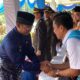 PLN UP3 Lubuk Pakam yang diwakili Assistant Manager Keuangan dan Umum Lasson Padang (kanan) memberikan ucapan selamat Hari Jadi Kabupaten Deli Serdang kepada PJ Bupai Deli Serdang Ir. Wiriya Alrahman, MM (kiri) pada upacara yang dilaksanakan di Lapangan Merdeka Lubuk Pakam, Senin (1/7).
