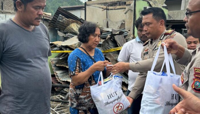 Kapolres Tapteng Bantu Sembako Kepada Korban Kebakaran